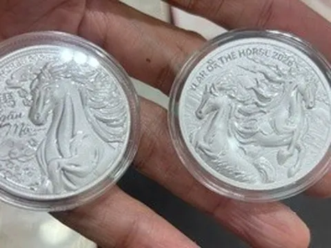 Giá bạc hôm nay 25-3: Tăng nhanh hơn vàng, xấp xỉ 3 triệu đồng/lượng