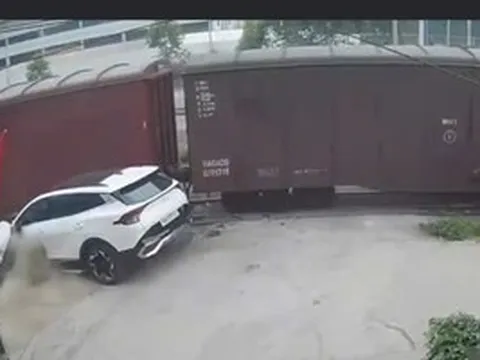 VIDEO: Tàu hỏa tông xe ô tô con tại lối đi tự mở