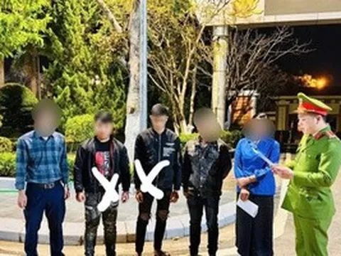 Nam thanh niên bị nhóm đối tượng truy sát, chém gục trước nhà nghỉ