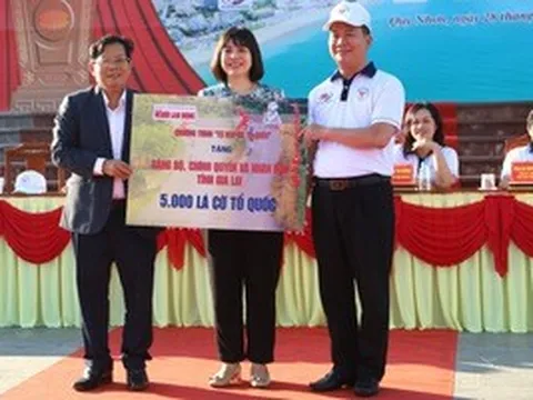 Báo Người Lao Động trao tặng tỉnh Gia Lai 5.000 lá cờ Tổ quốc