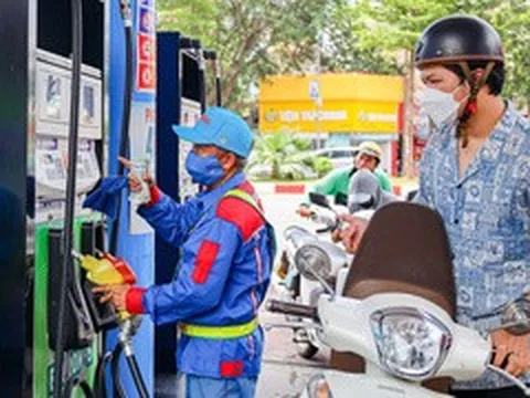 Giá xăng giảm gần 6.000 đồng/lít, xăng RON95 về mức 24.300 đồng