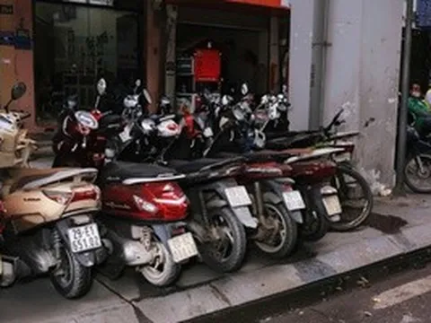 VIDEO: Gầm nhà ga tuyến Cát Linh - Hà Đông bị "chiếm giữ" bởi các bãi giữ xe trái phép