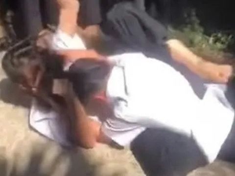 Rùng mình với clip nữ sinh đánh bạn bầm dập, nhóm bạn reo hò