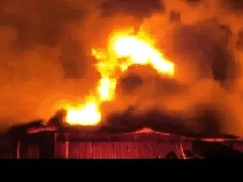 Kho xưởng đồ gỗ bốc cháy dữ dội gần bệnh viện K Tân Triều