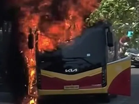 Clip: Cháy xe khách dữ dội gần tòa nhà Mường Thanh Khánh Hòa