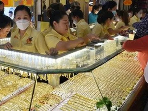 Giá vàng hôm nay, 1-4: Tăng mạnh lên gần 4.700 USD/ounce