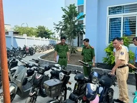 CSGT TPHCM kiểm tra trường học, phát hiện nhiều học sinh vi phạm