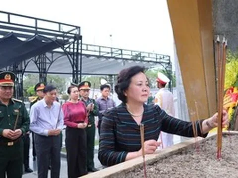 Phó Thủ tướng Phạm Thị Thanh Trà tri ân các anh hùng liệt sĩ ở Quảng Trị