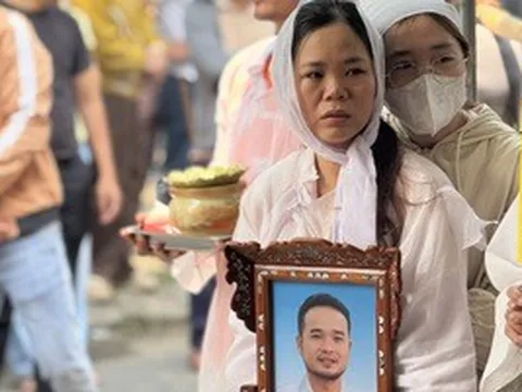 Vụ tài xế taxi bị sát hại tại Quảng Trị: Vợ khóc ngất trong lễ đưa tang chồng