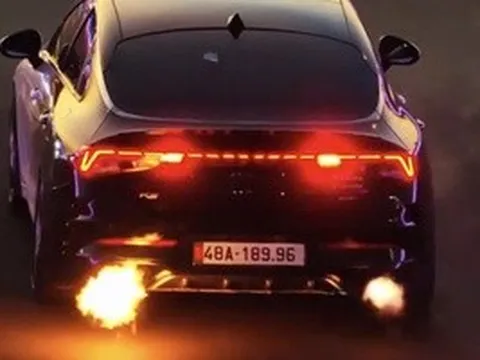 Vụ xe con phun lửa khi đang chạy trên đường gây xôn xao dư luận: Tài xế vi phạm 5 hành vi