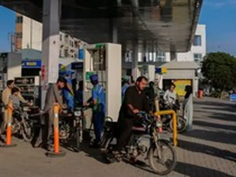 Từng khoe kỷ lục 20 tàu vượt eo biển Hormuz giữa chiến sự, quốc gia châu Á này lại bất ngờ tăng giá xăng dầu lên mức không tưởng - tương đương 150.000 đồng/lít dầu diesel