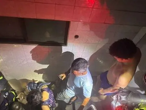 Cháy tiệm bánh ở TPHCM, cứu hai người bị mắc kẹt