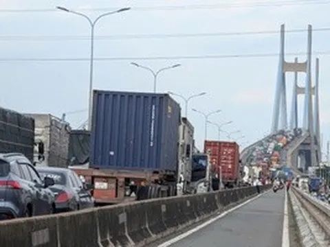 Phát hiện thi thể bé trai còn dây rốn dưới chân cầu Phú Mỹ, TPHCM