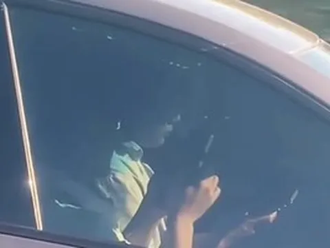 CSGT cải trang, ghi hình tài xế ô tô dùng điện thoại khi lái xe