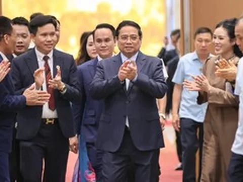 Thủ tướng: Chính phủ lắng nghe doanh nghiệp bằng sự chân thành, sẻ chia bằng trái tim