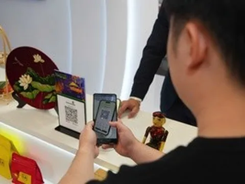 Du khách Trung Quốc có thể dùng ví điện tử Alipay để quét mã thanh toán tại Việt Nam