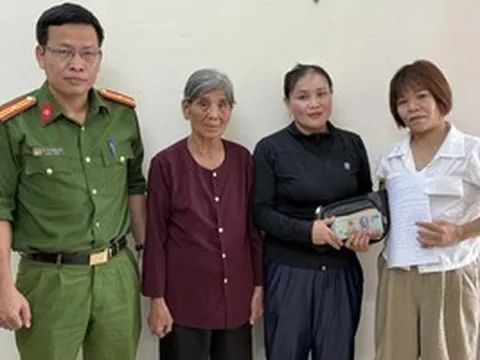 Nhặt được hơn 56 triệu đồng, con dâu cùng mẹ chồng nhờ công an tìm người trả lại