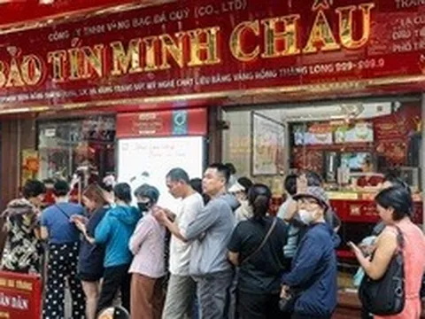 Ông chủ bị khởi tố, cửa hàng Bảo Tín Minh Châu vẫn đông khách chờ mua bán vàng