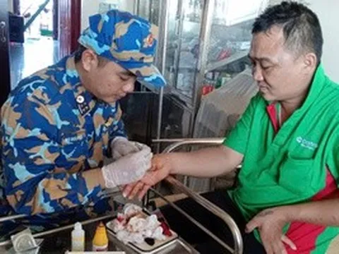 Quân y Nhà giàn DK1/7 kịp cứu ngư dân bị cá chình cắn