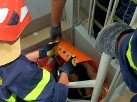 Cảnh sát TPHCM vừa hỗ trợ một cụ ông "thoát chết"