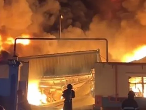 Cháy lớn kèm nhiều tiếng nổ tại một công ty ở TPHCM