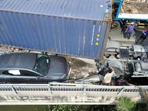 TPHCM: Tai nạn trên đường Võ Chí Công, CSGT nỗ lực giải toả ùn ứ