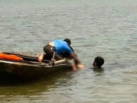 Đá bóng xong xuống đầm tôm tắm, nam sinh 18 tuổi đuối nước tử vong