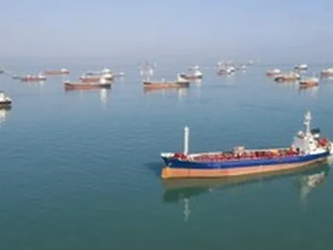 Hormuz vẫn dưới tầm kiểm soát của Iran, các 'ông lớn' dầu mỏ vẫn bất ngờ phát lệnh bốc hàng: Liệu có thỏa thuận ngầm?