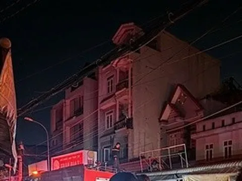 Vụ cháy nhà trọ ở TPHCM: Lính cứu hộ băng mình xuyên qua khói lửa cứu người