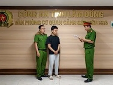 Bắt khẩn cấp, khám xét nơi ở của nhân viên ngân hàng Ngô Anh Tuấn SN 1999