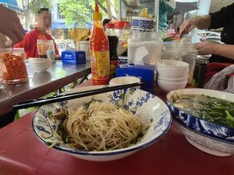 Ăn uống vỉa hè: Đừng để ngon, tiện lợi đổi lấy bệnh tật!