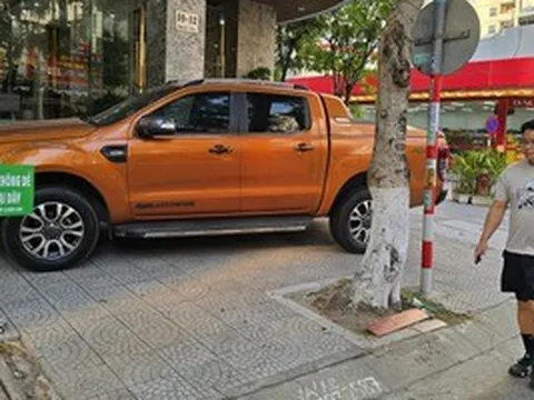 Đà Nẵng: Xe dịch vụ “chiếm” vỉa hè phố du lịch