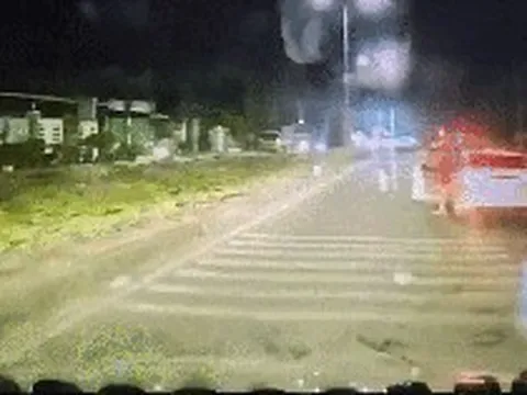 Thót tim clip tài xế bỏ xe cứu bé gái chạy ra giữa đường, đứng ngay trước đầu ô tô ở TP.HCM