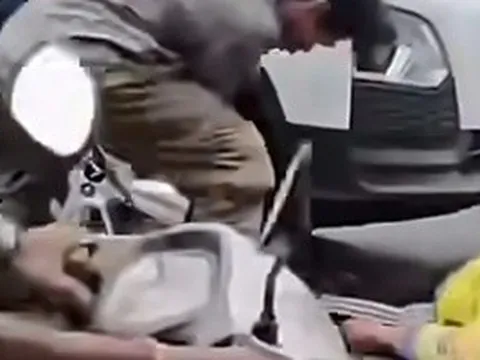 Tài xế xe ôm công nghệ bị co giật trên đường ở TPHCM suýt bị ô tô cán qua người