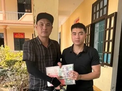 Bất ngờ thấy chiếc cặp ven đường, bên trong là 350 triệu đồng