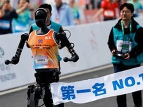 Công nghệ 19/4: Robot hình người thi chạy marathon tại Trung Quốc