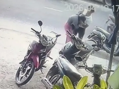 Clip: Phẫn nộ cảnh thanh niên hành hung phụ nữ giữa phố, công an vào cuộc