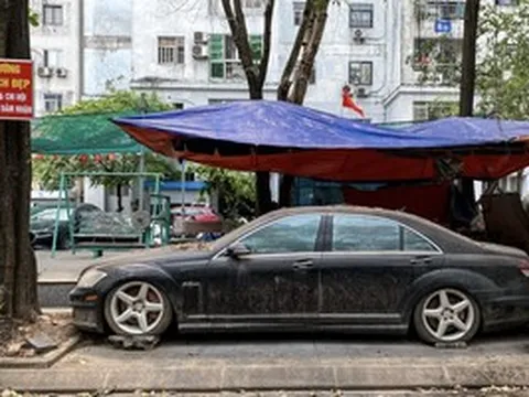 Bất ngờ nguồn gốc chiếc xe hạng sang Mercedes S63 bị "bỏ rơi" 10 năm trên vỉa hè