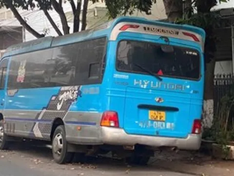 Xe khách bị "bỏ mặc” trước nhà dân suốt hơn 7 tháng