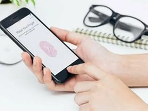 Vì sao không nên sử dụng vân tay, khuôn mặt để mở khóa điện thoại?