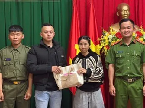 Nhặt được túi xách chứa số tiền lớn, thanh niên ở Đà Lạt  mang nộp công an