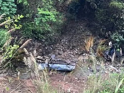 Xe bồn lao xuống vực sâu 100 m dập nát, tài xế văng ra tử vong