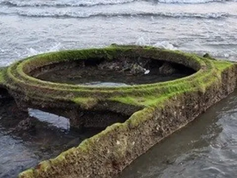 Khoanh vùng “vật lạ” trên bờ biển Quy Nhơn để bảo đảm an toàn