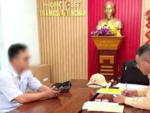 CLIP: Xe tải cố tình vượt đèn đỏ đường sắt, tông hỏng gác chắn