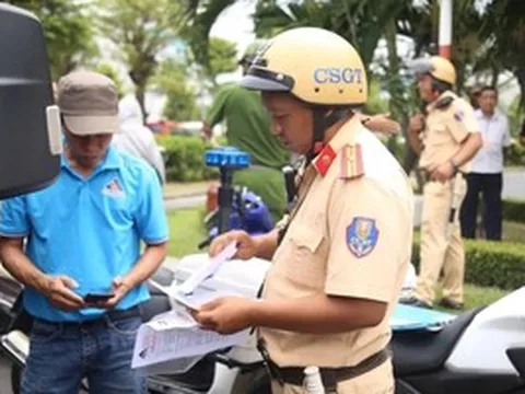 CSGT TPHCM xử lý tài xế vi phạm giao thông ở sân bay Tân Sơn Nhất