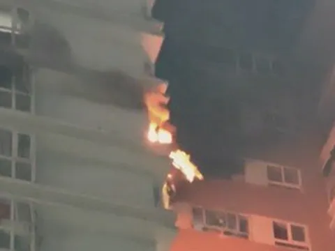 CLIP: Cháy căn hộ tầng 16 chung cư ở TPHCM, khói đen bao trùm