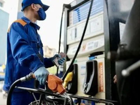 Giá xăng dầu tiếp tục giảm, RON95 dưới 23.000 đồng, diesel dưới 27.000 đồng/lít