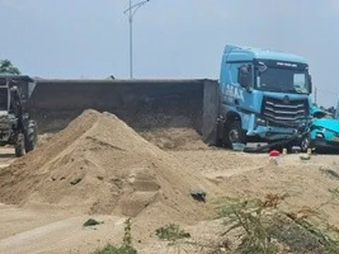 Xe tải tông taxi, một hành khách tử vong