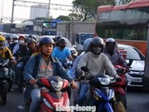Ùn ùn rời thành phố nghỉ lễ, cửa ngõ TPHCM đông nghịt từ sáng sớm