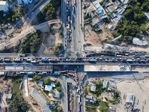 Cửa ngõ phía Đông - Tây TPHCM ùn tắc trong ngày đầu nghỉ Giỗ Tổ Hùng Vương